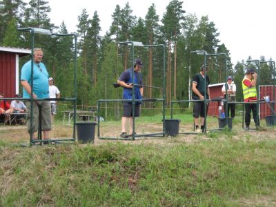 7.8.2010 avajaisten ensimmäinen erä valmistautuu
Ratayhtymän seurojen edustajat Kankaanpää Metsästysyhdistys Reijo Laaksonen ja Jani Mäntylä, Niinisalon Erämiehet Juha Ojala ja Jorma Nevala sekä Varuskunnan Metsästyseuran Timo Röpetti ja Matti Niemensivu valmiina aloittamaan.
