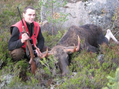 Ensimmäinen hirveni
Mika Koponen 2007 ampumansa ensimmäisen hirven kanssa
