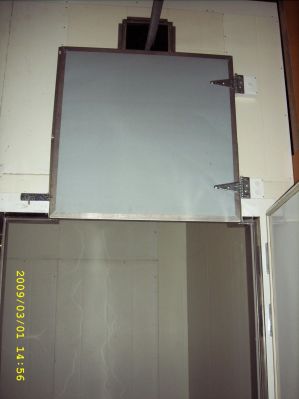 Lisäovi
Varsinaisen oven yläpuolella on lisäovi, josta saa täysikasvuisen hirven siirrettyä kuljetintankoa myöden sisälle kylmiöön.
