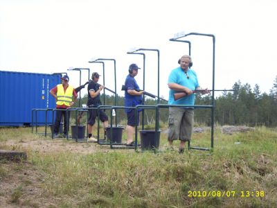 Avajaisryhmityksessä Matti Ja Timo välissään Niinisalon Erämiesten edustajat Jorma Nevala ja Juha Ojala
