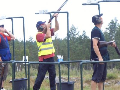 Matti Niemensivu  tähystää yli lentävää kiekkoa
